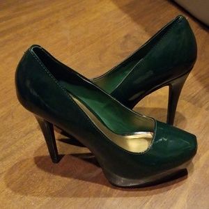 Green patent pumps NEVER WORN